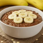 Schoko-Porridge mit frischen Bananen und Nüssen – gesundes Frühstück mit Schoko-Genuss